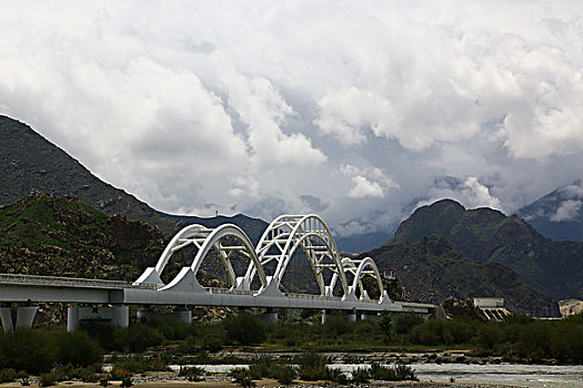 壮观的拉萨河铁路大桥