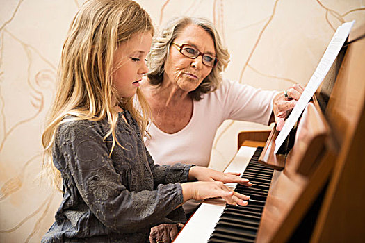 祖母,教育,孙女,钢琴