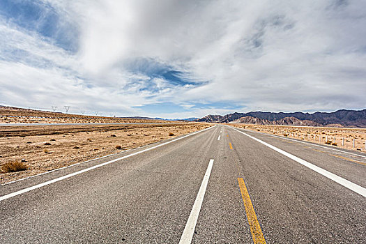 中国西部荒野道路