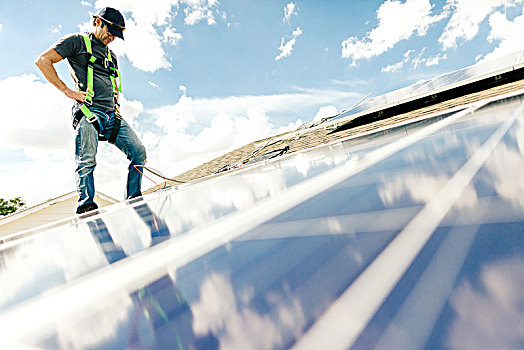 工人,站立,屋顶,房子,安装,太阳能电池板