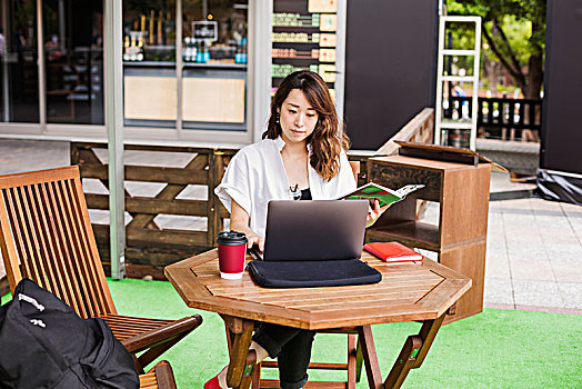 女人,黑发,穿,白衬衫,坐,正面,笔记本电脑,桌子,街头咖啡馆,工作