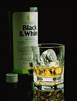 瓶子,玻璃杯,苏格兰威士忌,黑色,白色