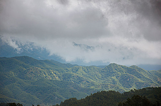 多云环境中的山峰