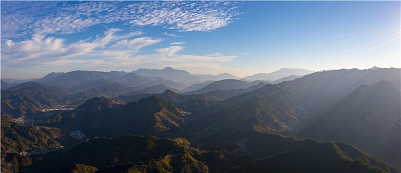 宽幅群山山峦山谷村落航拍