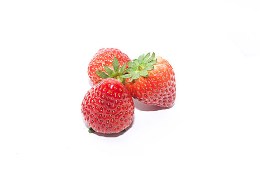 草莓在白色背景上
