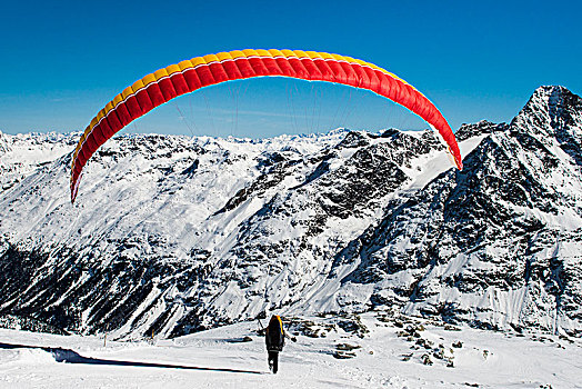 滑翔伞,冰河,冬天,山脉,背影,恩加丁,瑞士,欧洲
