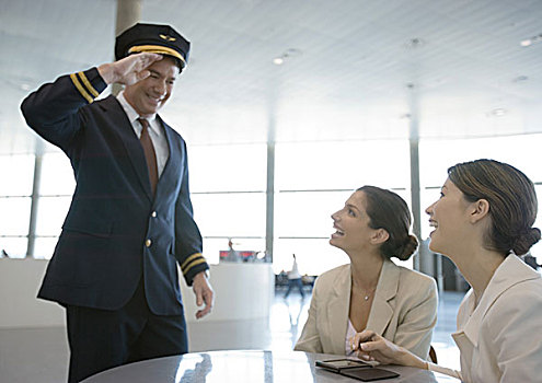 航空飞行员,敬礼,两个,女性,旅行者