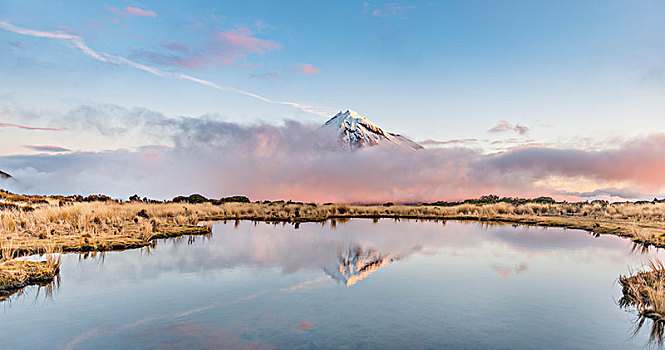 反射,山中小湖,层状火山,塔拉纳基,日落,艾格蒙特国家公园,新西兰,大洋洲