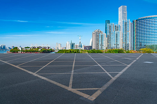 道路地面和现代建筑天际线