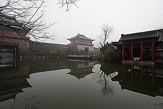 横店,影视基地,古代建筑,房子,木头,清明上河图,造景,城墙,城门,蓝天,湖,绿化,街道,亭子