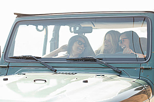 三个女人,年轻,笑,交谈,吉普车