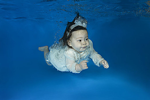 女婴,白色长裙,游泳,水下,游泳池,敖德萨,乌克兰,欧洲