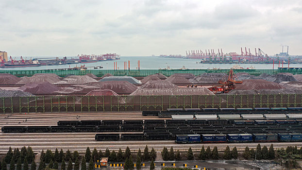 山东省日照市,雪后的港口铁路运输生产繁忙有序