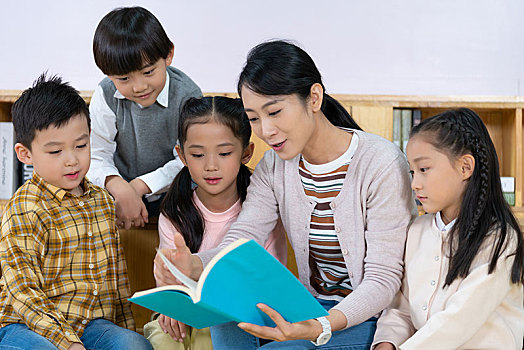 老师和学生在教室里看书