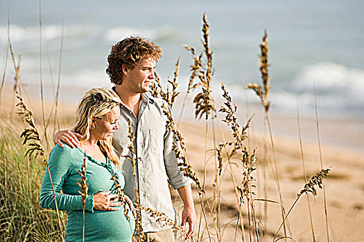 高兴,怀孕,伴侣,站立,一起,海滩