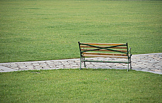 绿地长椅