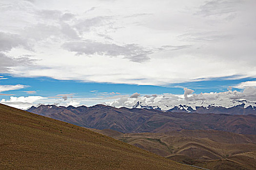 中国西藏高原的高山和白云
