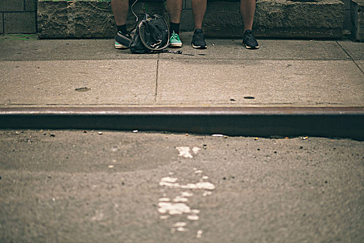 两个男人,脚,街上,站立,一起,特写