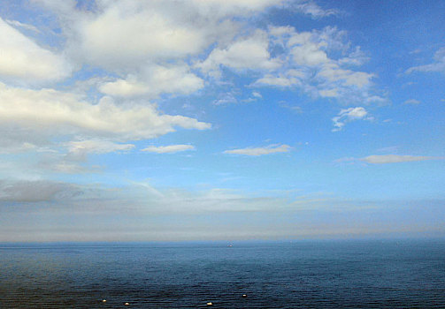 山东省日照市,夏日里的海滨海天一色,蓝天白云与碧海交相辉映惹人爱怜
