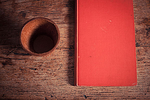 皮革,骰子,红色,书本,桌子