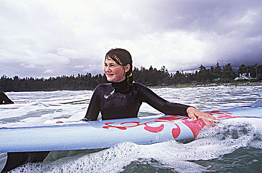 女青年,冲浪,长滩,环太平洋国家公园,靠近,不列颠哥伦比亚省,加拿大