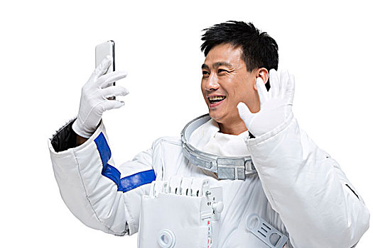 棚拍男宇航员展示手机