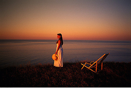 女人,折叠躺椅,靠近,岸边,日出,爱德华王子岛,加拿大