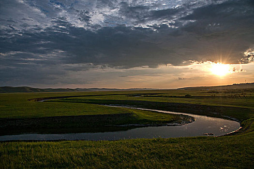 内蒙古呼伦贝尔,中国第一曲水,的莫尔格勒河畔金帐汗蒙古部落草原