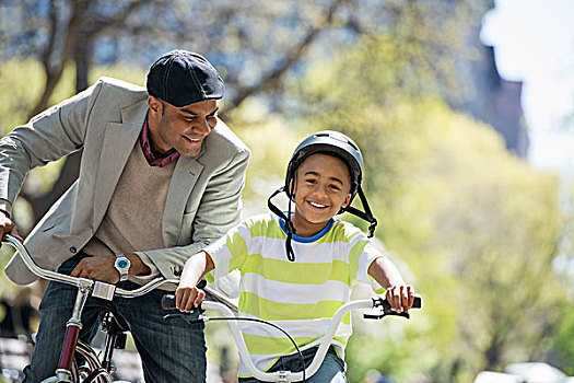 家庭,公园,晴天,父子,骑自行车