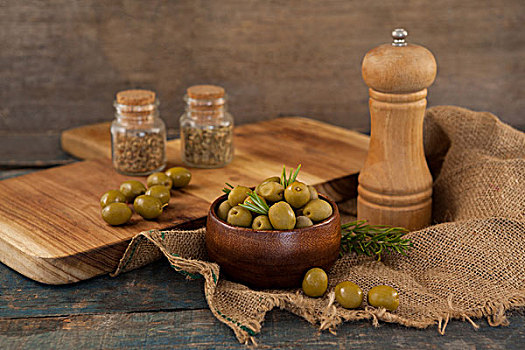 橄榄,碗,胡椒摇瓶,粗麻布,桌子