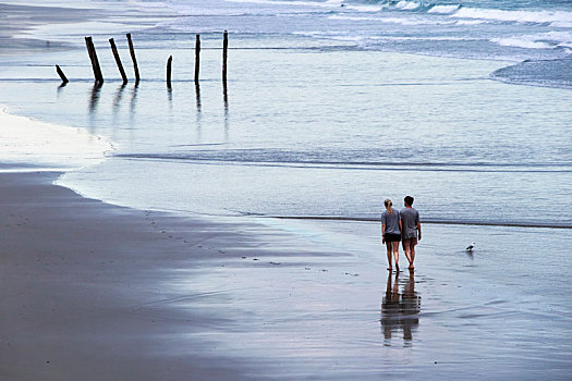 新西兰海边情侣