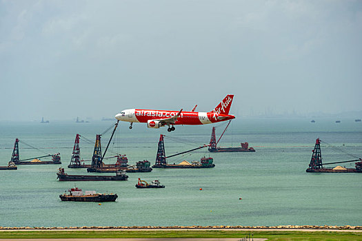 一架亚洲航空的客机正降落在香港国际机场