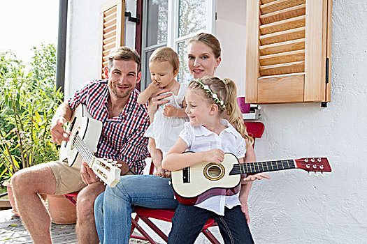 父亲,弹吉他,家庭