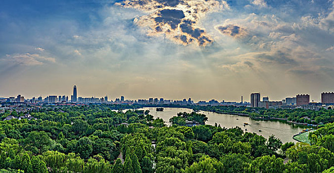 夏季大明湖全景