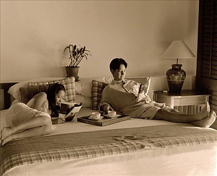 女人,男人,床上,读,杂志,托盘,杯子,床