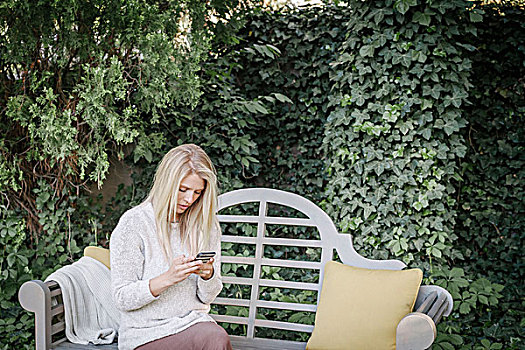 坐,女人,花园,长椅,手机