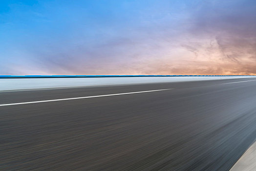 道路沥青路面和天空云彩景观