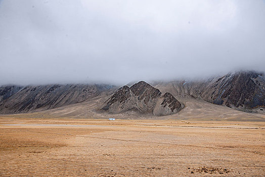 晨雾下的塔什库尔干塔吉克自治县红其拉甫山谷草原
