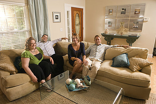 肖像,四个,白人,朋友,坐,沙发,客厅