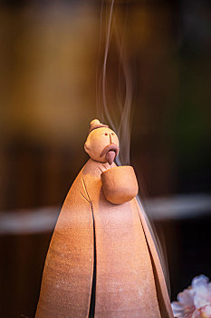 日本橱窗里冒着轻烟的男人塑像