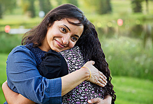 母女,搂抱,公园,埃德蒙顿,艾伯塔省,加拿大