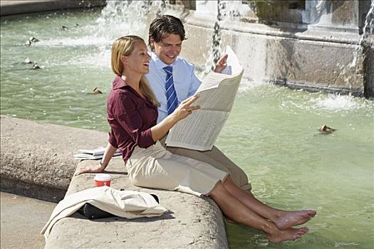 商务人士,坐,女人,喷泉,读报,一起,笑