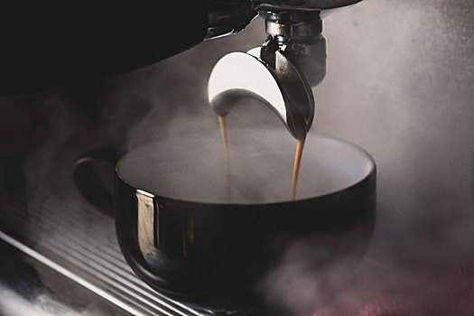 特写,黑色,大杯,浓缩咖啡机,热,咖啡,倒出