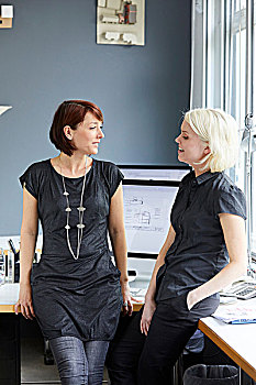 两个,女性,设计师,交谈,办公室,书桌
