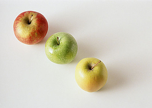 三个,苹果,红色,绿色,黄色,斜线,白色背景