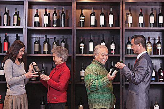 四个人,检查,葡萄酒瓶,葡萄酒,商店