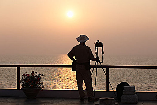 摄影师,摄影,三脚架,正面,日落,海洋,科瓦拉姆,喀拉拉,南印度,印度,亚洲