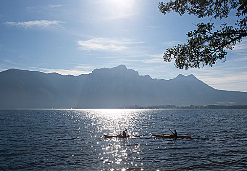 独木舟浆手,湖,月亮湖地区,萨尔茨卡莫古特,上奥地利州,奥地利,欧洲