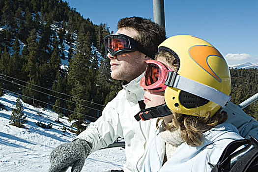 两个,年轻,滑雪,空中缆椅,看别处,侧面视角