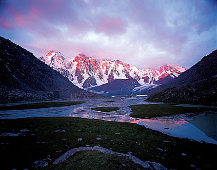 中国新疆天山博格达峰雪山